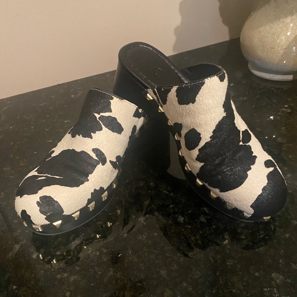 INC International Concepts Shoes - INC Cowhide 🐮 Black and White Clogs